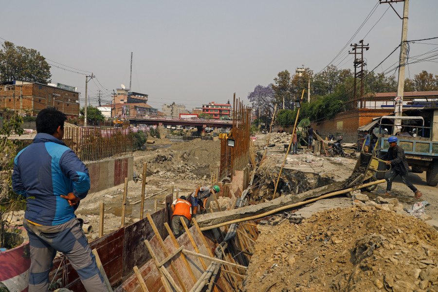 Builders complain about tax authority freezing their bank accounts