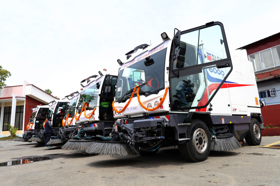 Mayor inaugurates broomer machines