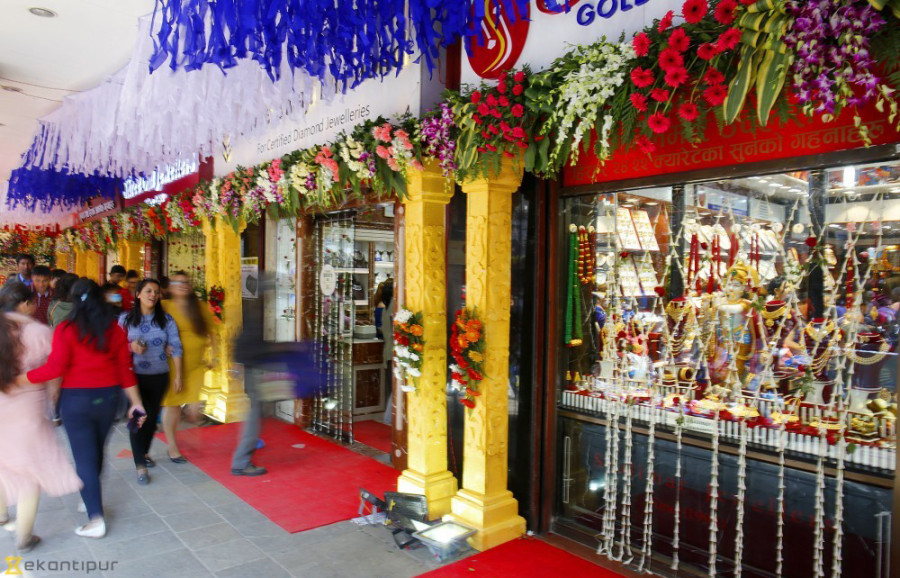 Gold hits record high of Rs64,000 per tola