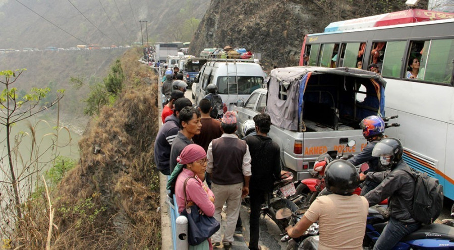 Traffic snarls choke Nagdhunga-Naubise road, but alternative routes are not ready