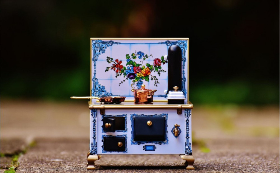 Upcycling: sanding back old furniture and rediscovering old memories