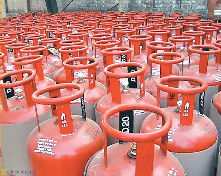 Consumers stock up on gas as commission row persists