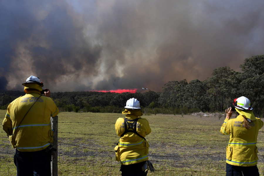 Australia braces for heavy winds, lightning amid bushfire threat