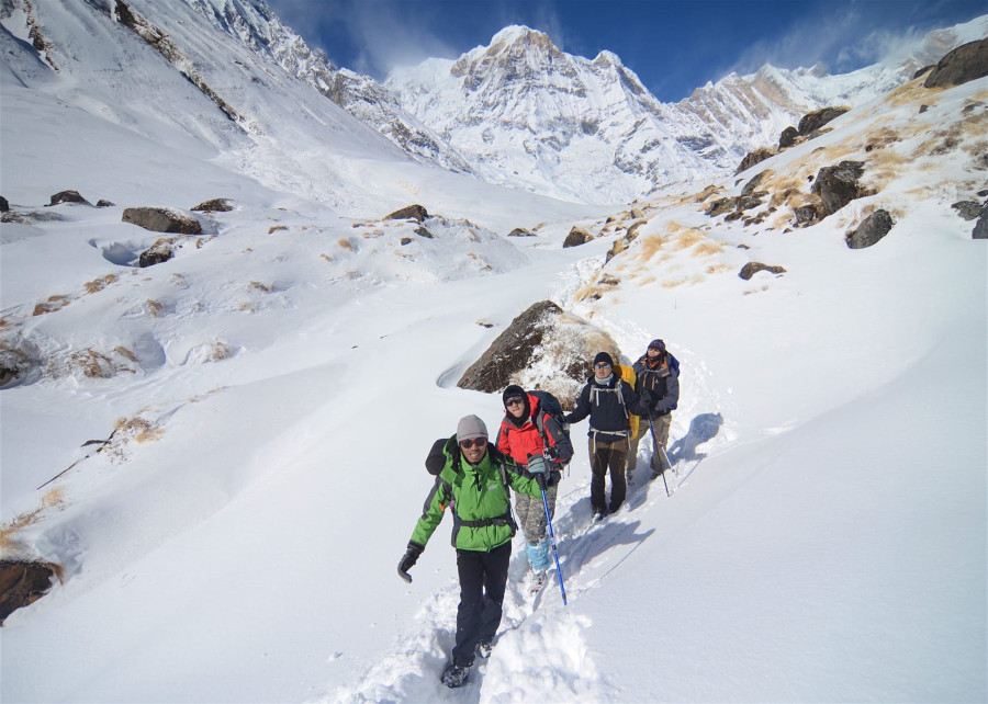 Trekkers return to Annapurna trail after avalanche