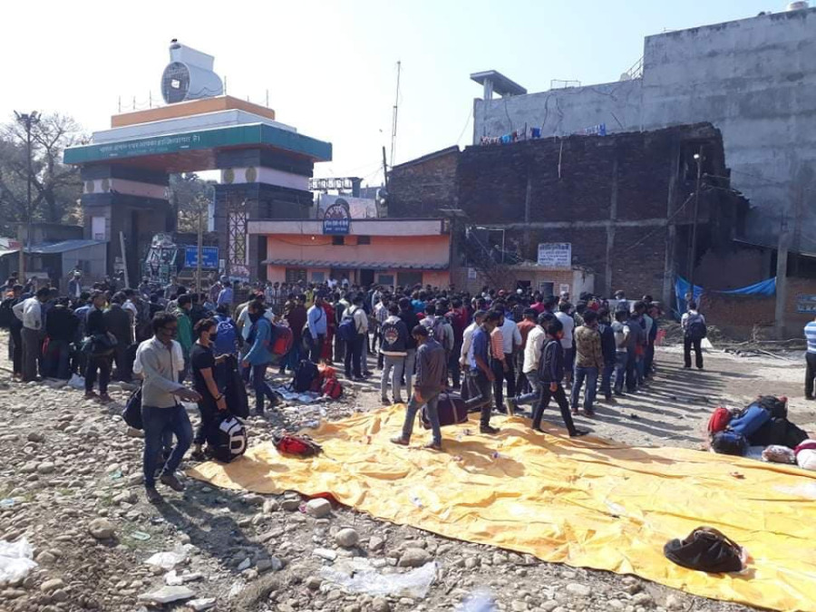 Around 400 Nepalis stranded at Sunauli border point stage a sit-in