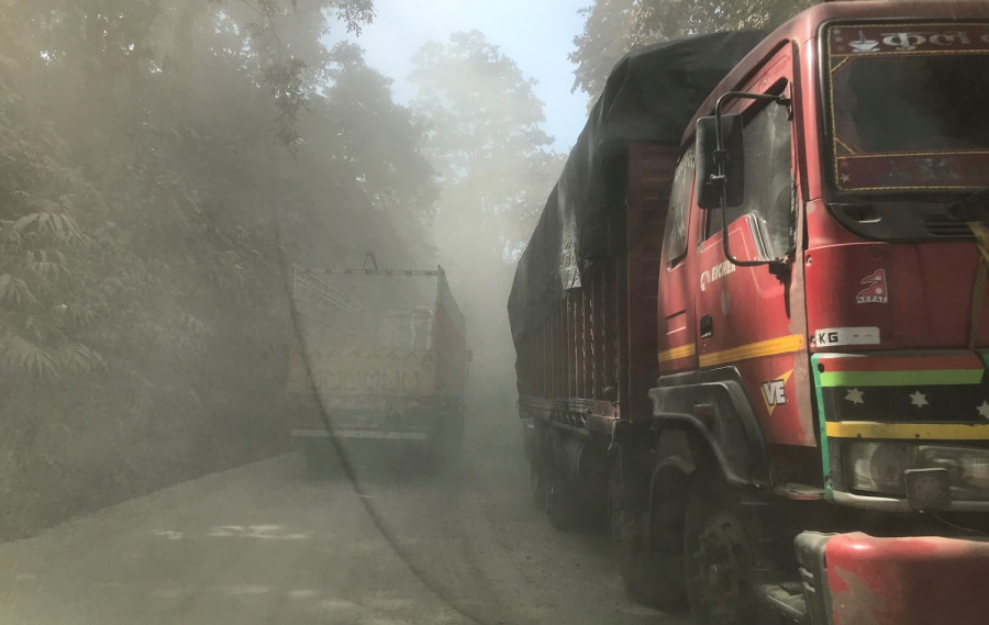 Poor visibility on dusty Butwal-Narayanghat road section raises accident risk