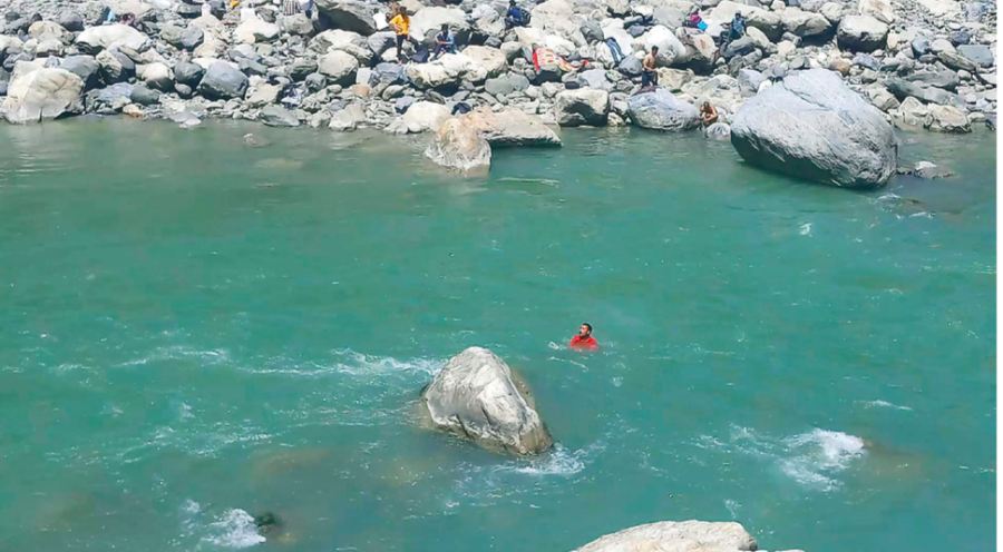 Nepalis stranded in India continue to brave Mahakali River to return home