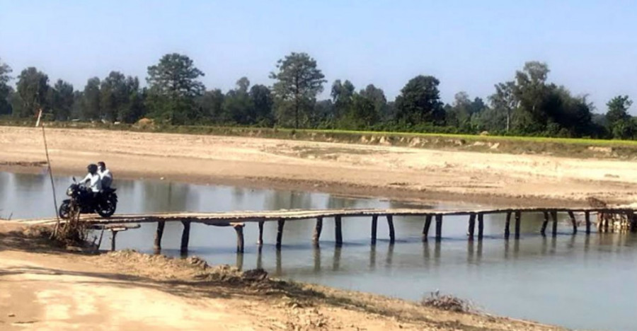 Bhajani locals suffer in lack of bridge over Kandra River