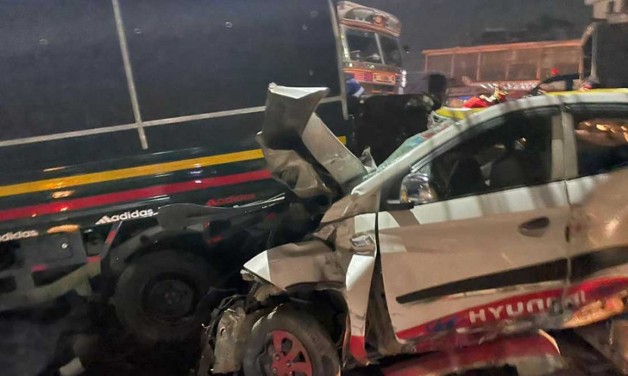 One killed, seven injured as brake of loaded truck fails causing accident