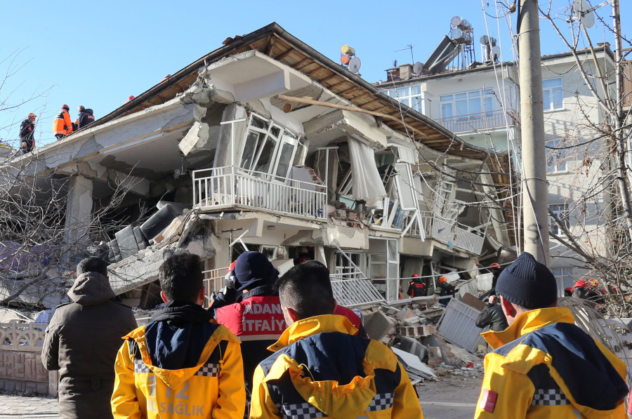 Turkey quake kills at least 22, rescuers dig for survivors