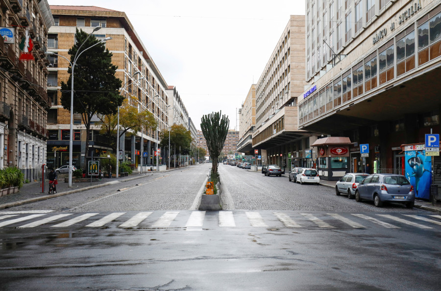 Italy coronavirus deaths jump by almost 800, government shuts most workplaces