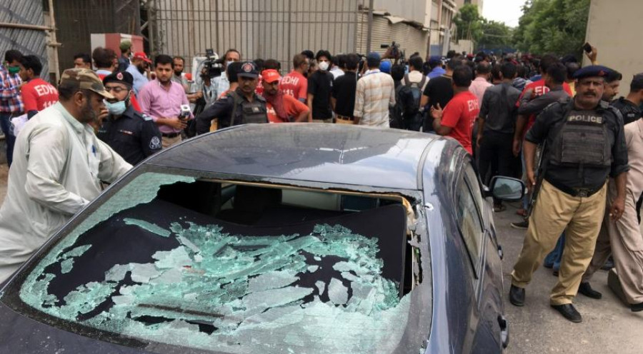 Gunmen attack Pakistani stock exchange, six killed: police