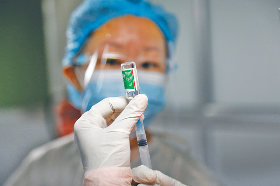 Short of doses, government decides to vaccinate only those above 65 from today