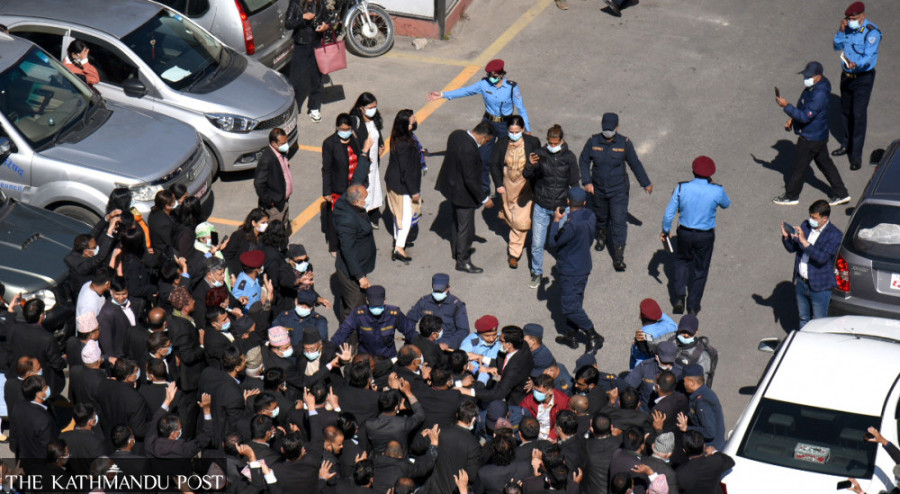 Lawyers scuffle with police in front of Supreme Court