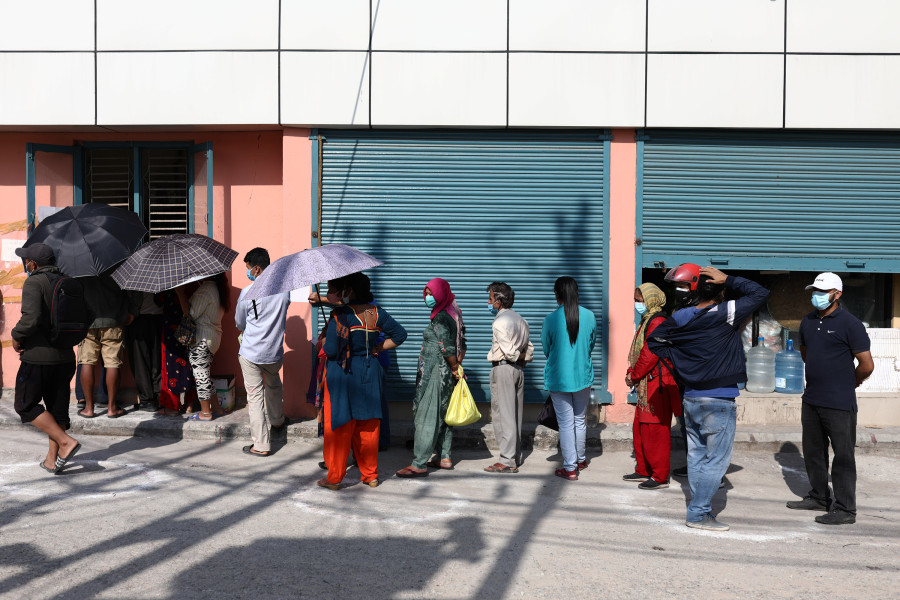 Shoppers throng state-owned stores for groceries at discounted prices