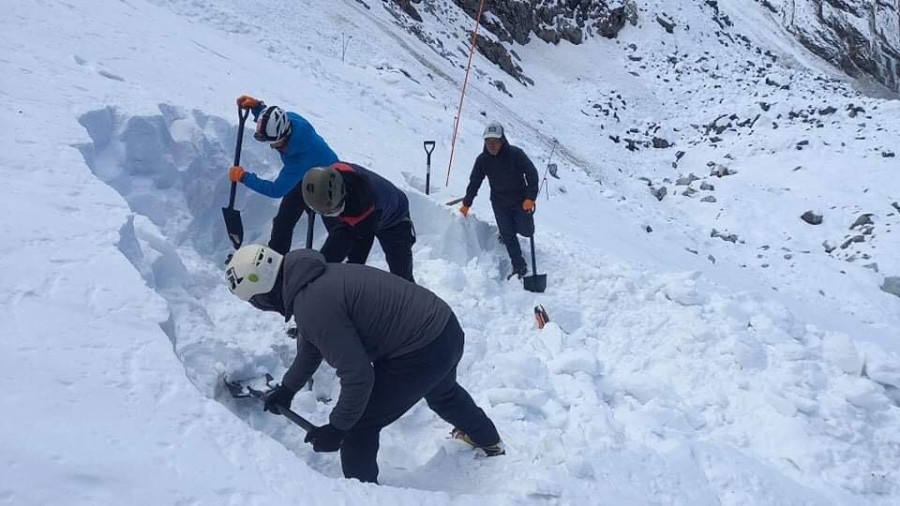 Bodies of missing French climbers found under snow