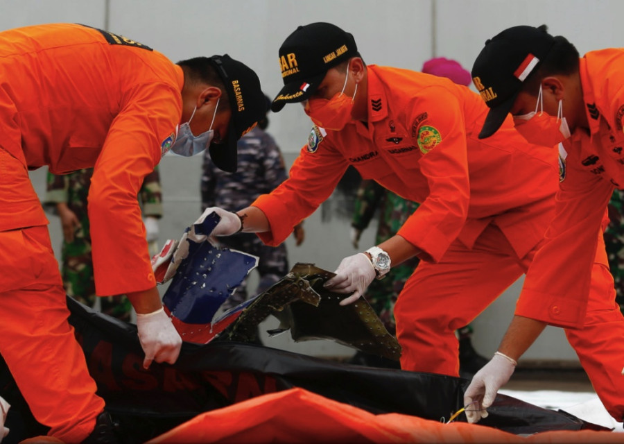 Indonesia finds body parts, debris, detects emergency signal of crashed jet