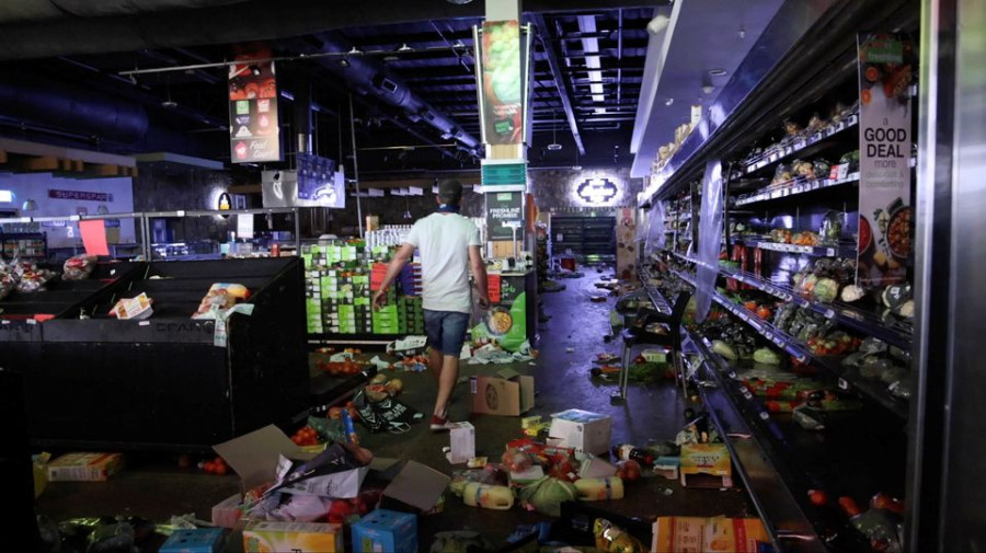 South African crowds rampage, hospital operations disrupted