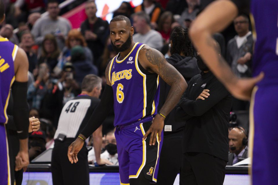 LeBron James ejected for strike to Pistons' Stewart's face