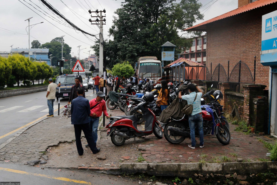 Kathmandu District Court encroaches pavement with impunity while street vendors are fined