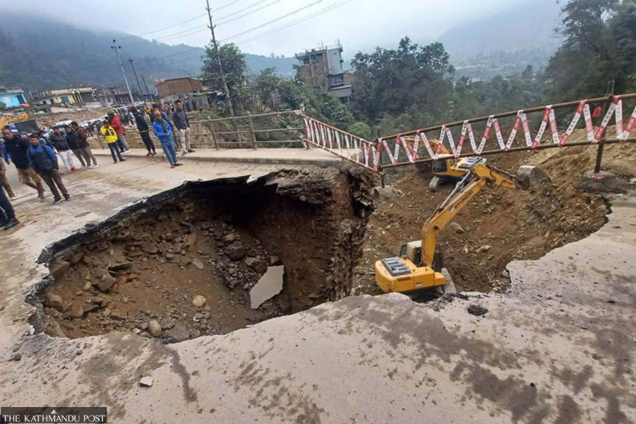 Vehicular movement along Aanbukhaireni-Pokhara section of Prithvi Highway resumes partially