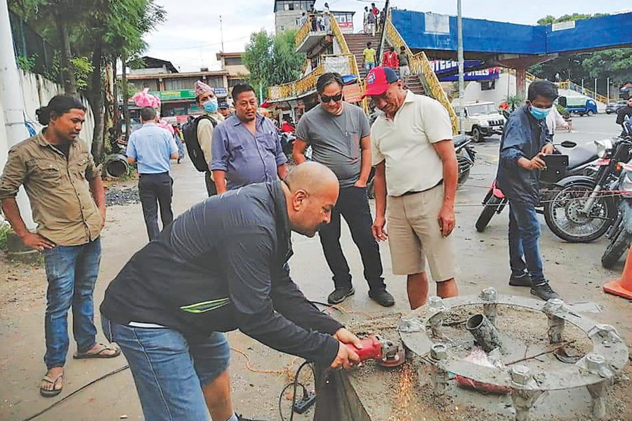 Valley authority under fire for attempting to erect lamp post at Ratnapark