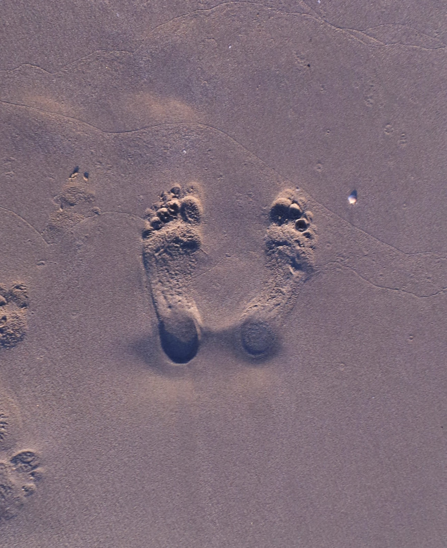 The case of the footprints