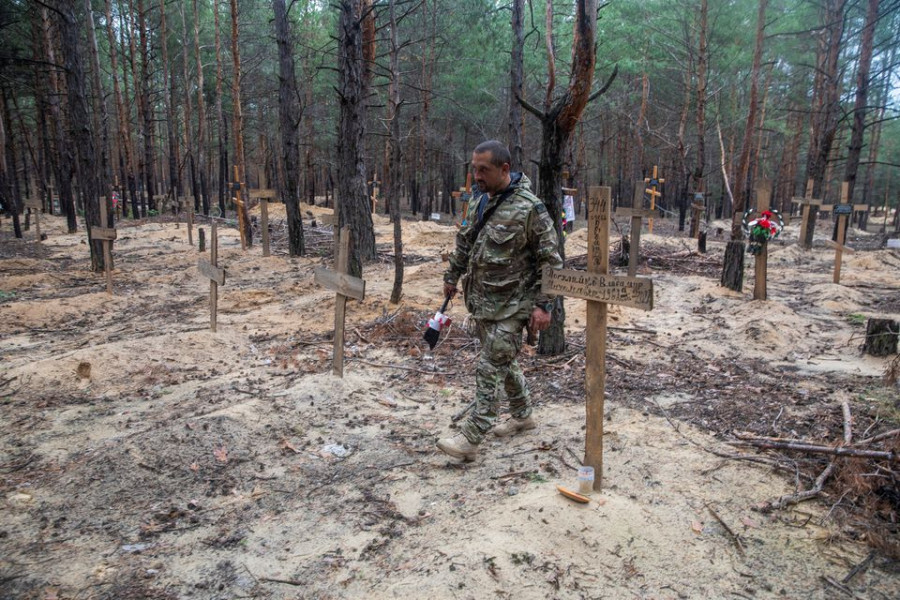 Hundreds found in mass grave after Russians leave Ukraine city
