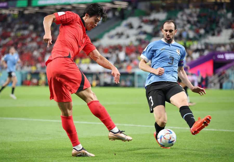 Uruguay denied by woodwork in 0-0 draw with South Korea