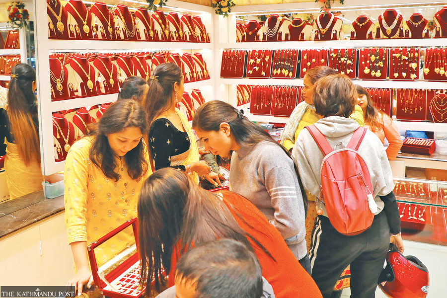 Gold hits new high of Rs117,400 per tola