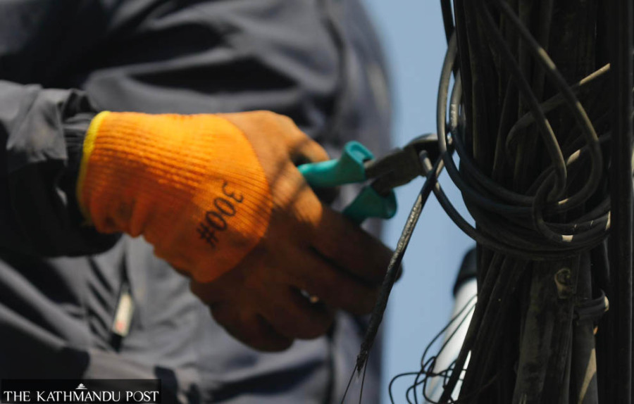 KMC starts removing tangled cables from the streets