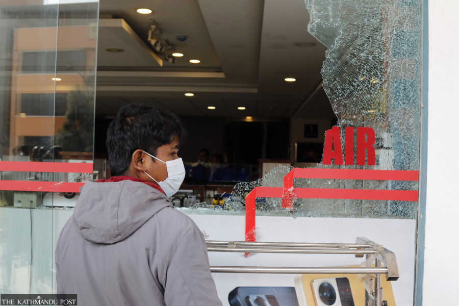 Four arrested on suspicion of looting mobile shops