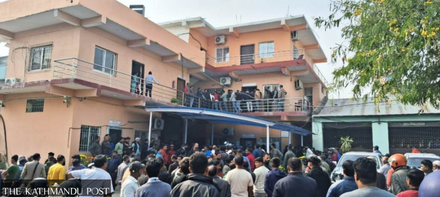 Two groups exchange blows at Birgunj metropolis office