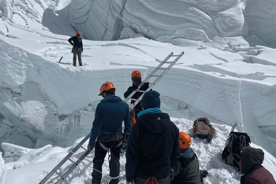 Rescuers abandon search for guides buried in Everest