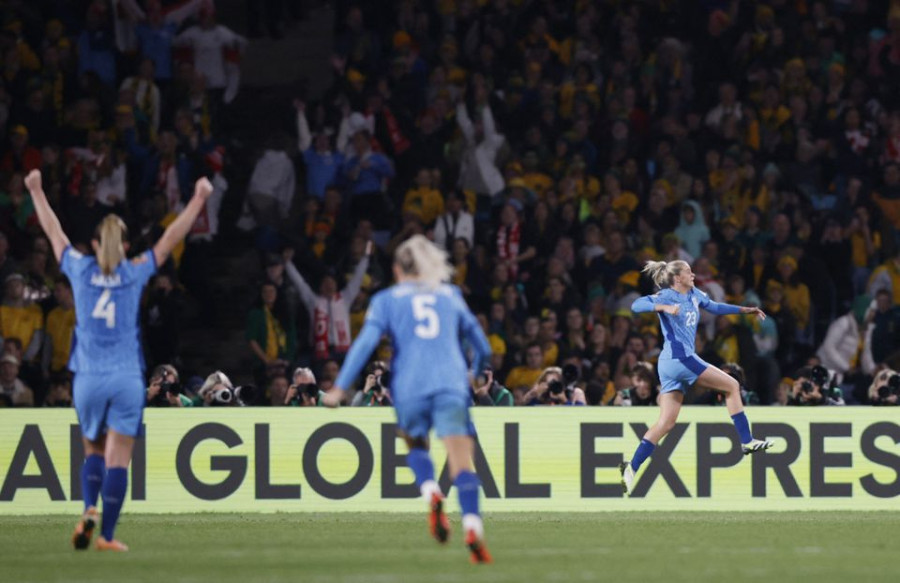England reach World Cup final despite Kerr stunner