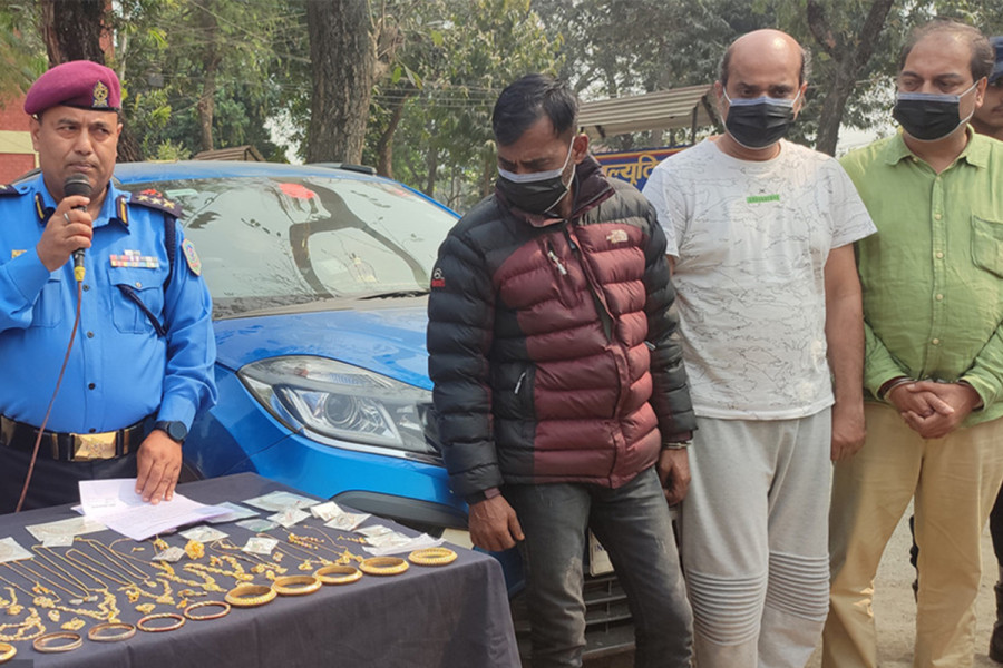 Indian nationals arrested for ornament smuggling