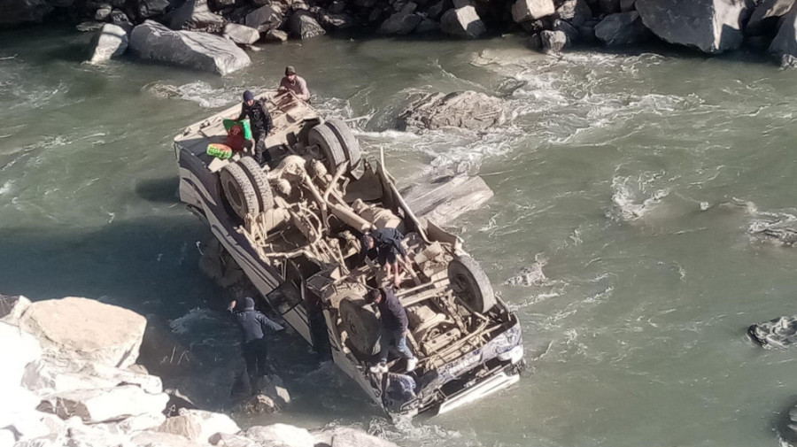16 injured in bus accident in Mustang