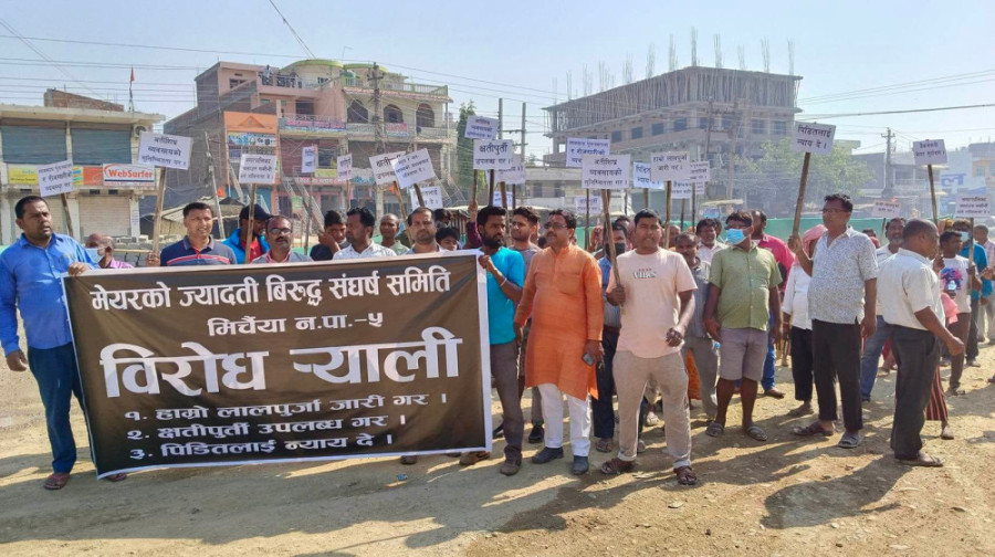 Police fire gunshots, lob teargas to disperse demolition protesters in Mirchaiya bazaar