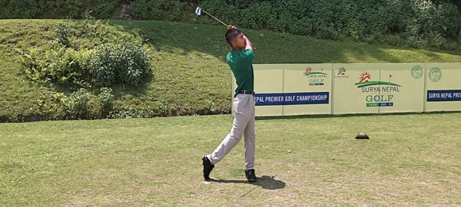 Amateur Acharya heads into the final with sole lead