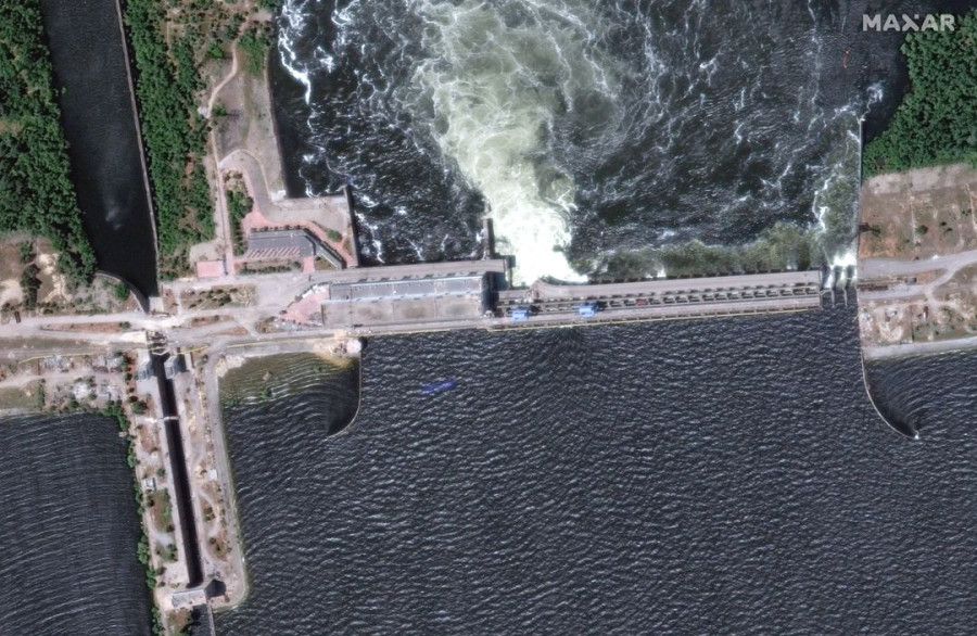 Tens of thousands at risk from flooding after Ukraine dam collapse