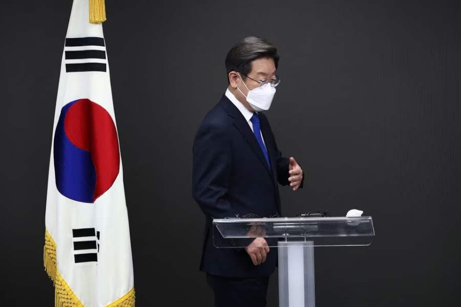 South Korean prosecutors seek to arrest opposition leader in graft probe