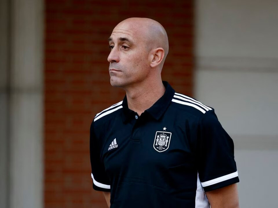 Spain team quits as federation boss refuses to resign in kiss scandal