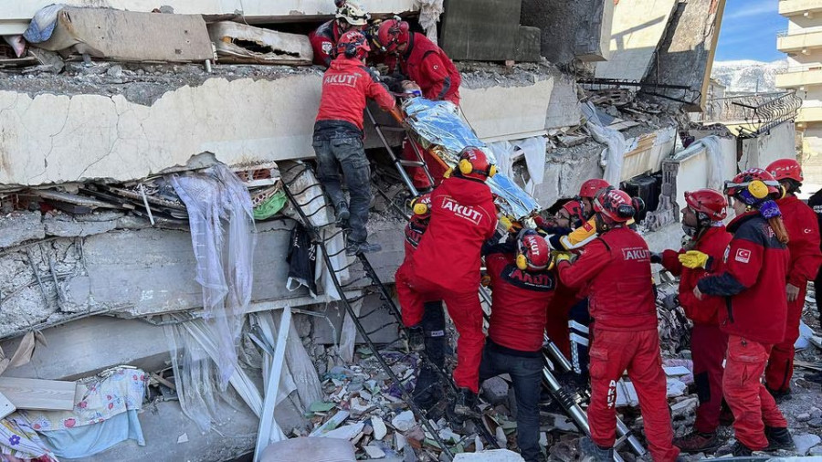 Rescuers dig through rubble as Turkey-Syria quake death toll passes 7,800