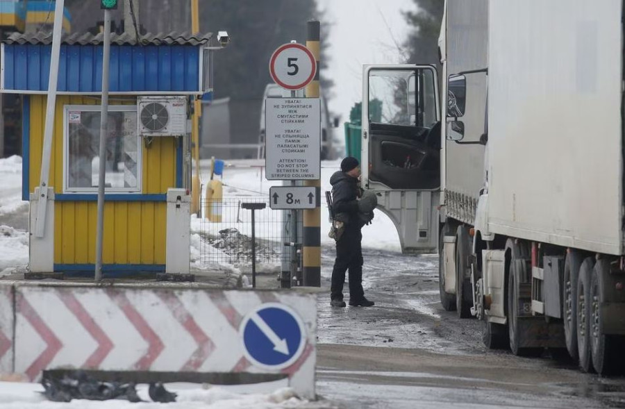 Ukraine slams Putin plan to station Russian nuclear weapons in Belarus