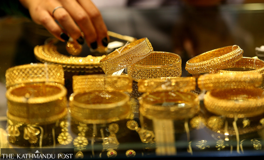 Gold shines to hit record high of Rs123,000 per tola
