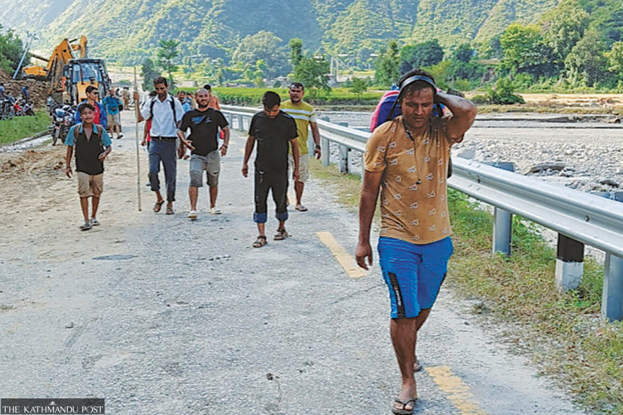 Stranded drivers abandon vehicles after waiting in vain for 10 days for rescue