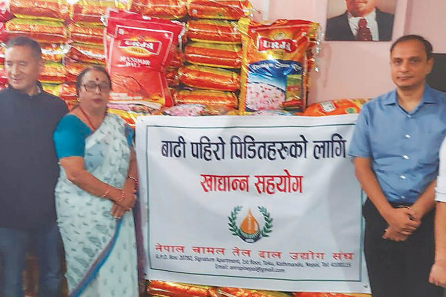 Rice and oil industrialists donate food for flood victims