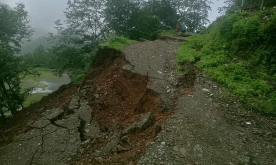 Landslides block Dang-Salyan-Surkhet and Kapurkot- Phalawang roads