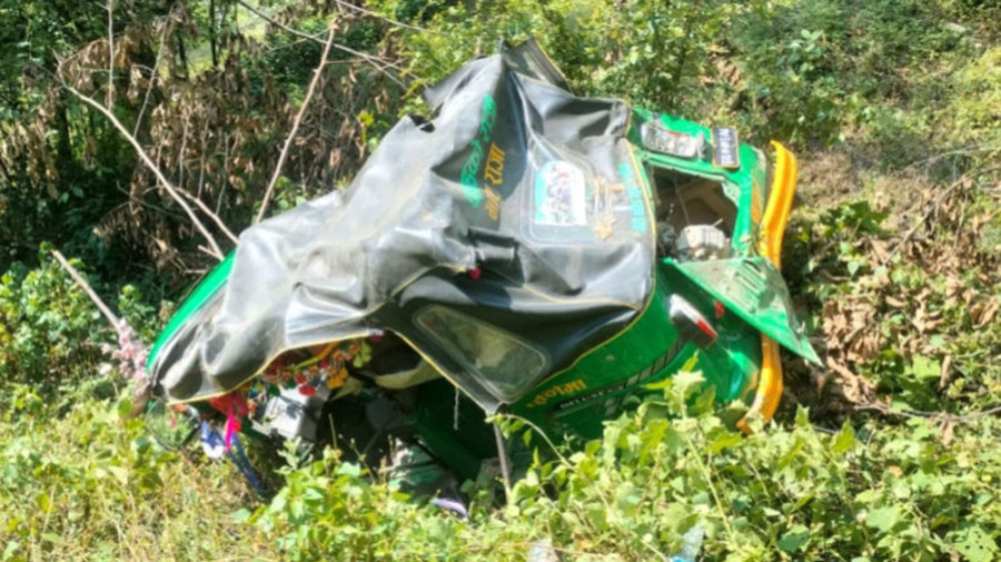Four injured in auto rickshaw accident