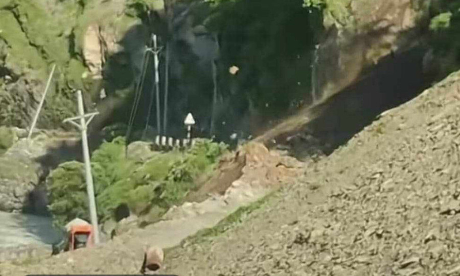 Landslide blocks Jaya Prithvi Highway